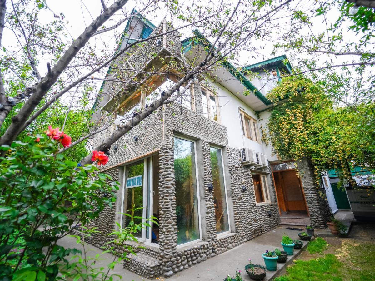 Hotel Mirage Srinagar  Exterior photo