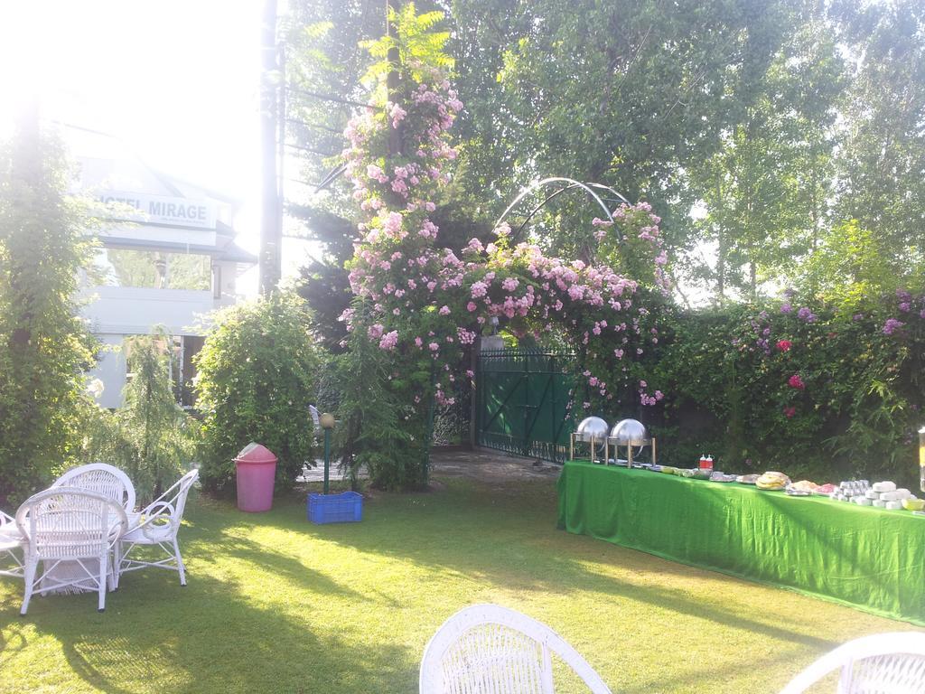 Hotel Mirage Srinagar  Exterior photo