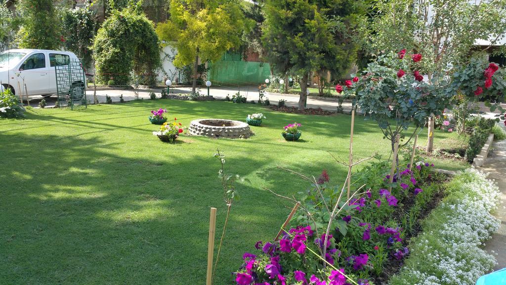 Hotel Mirage Srinagar  Exterior photo