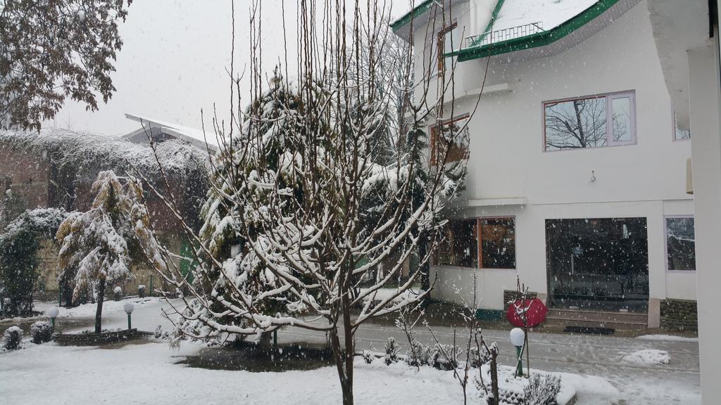 Hotel Mirage Srinagar  Exterior photo